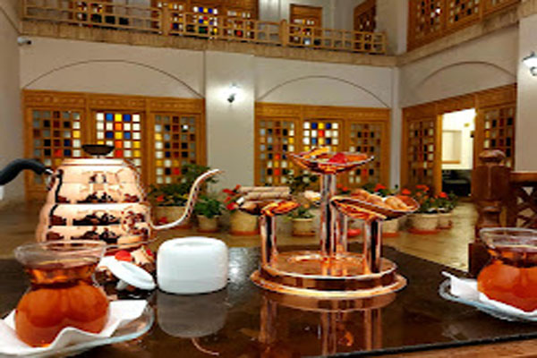 رستوران هتل کاروانیکا